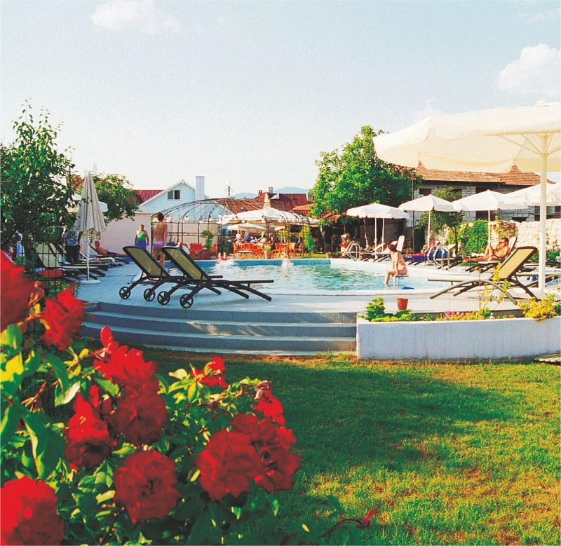 La piscină, în incinta bazei Winner’s Țălnar Club 2